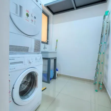 Apartament Spacious And Beautifully Furnished 3 Bedrooms/3bathrooms With 2 Balconies Wvid1-1 *