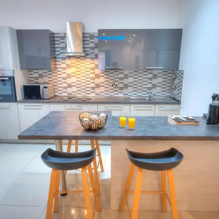 Apartamento Spacious And Beautifully Furnished 3 Bedrooms/3bathrooms With 2 Balconies Wvid1-1