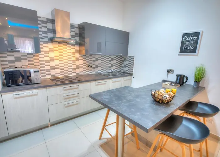 Apartament Spacious And Beautifully Furnished 3 Bedrooms/3bathrooms With 2 Balconies Wvid1-1 *