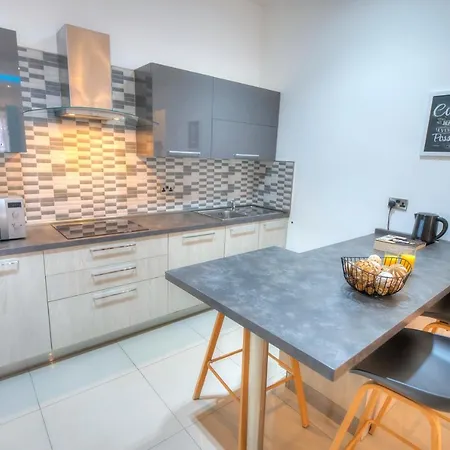 Apartmán Spacious And Beautifully Furnished 3 Bedrooms/3bathrooms With 2 Balconies Wvid1-1 *