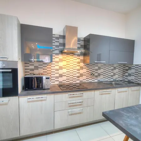 Spacious And Beautifully Furnished 3 Bedrooms/3bathrooms With 2 Balconies Wvid1-1 Apartmán